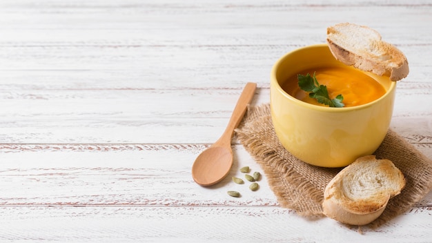 Soupe savoureuse à la crème de potiron avec espace copie