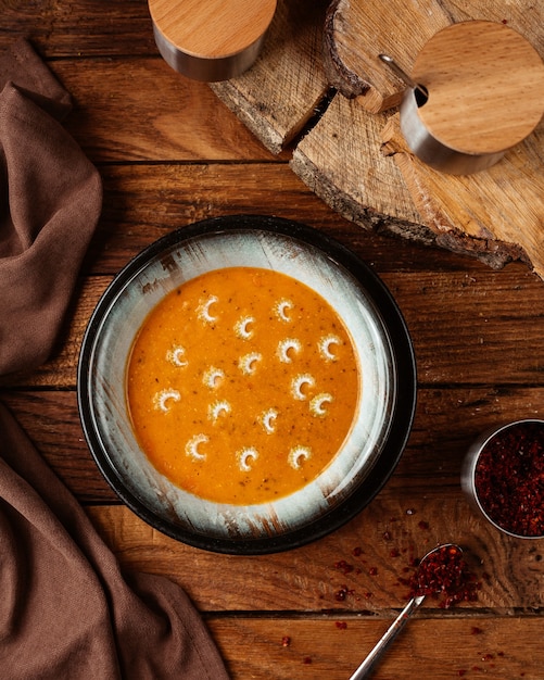 Une soupe savoureuse vue de dessus sur le bureau en bois soupe de repas de nourriture