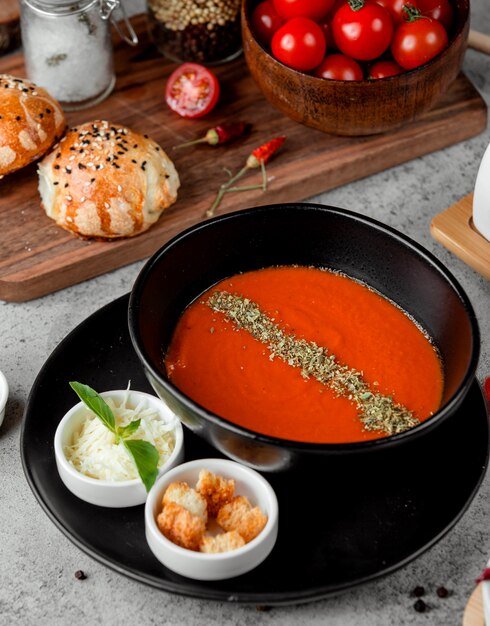 Soupe de tomate sur la table