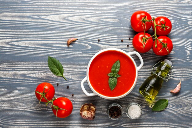 Soupe de tomates au basilic dans un bol.