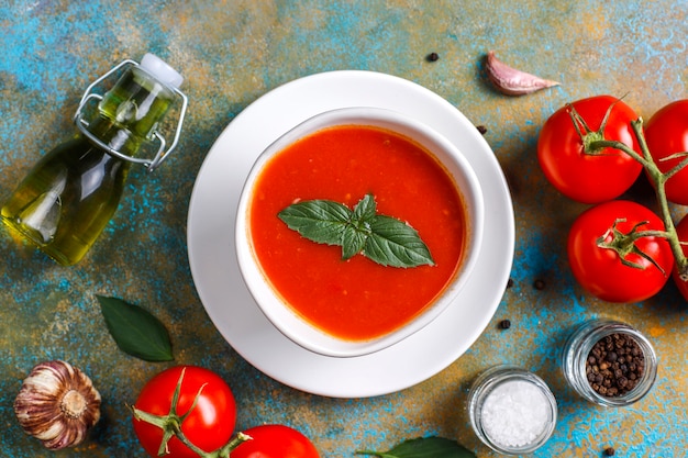 Soupe de tomates au basilic dans un bol.