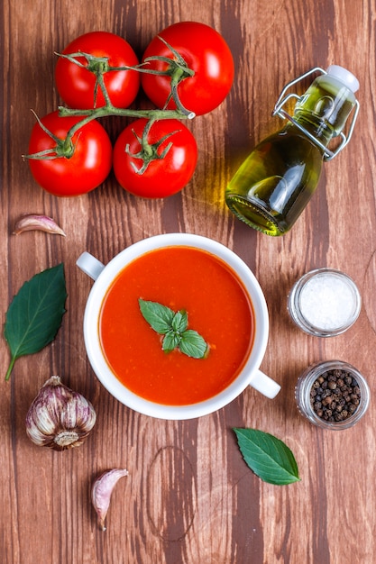 Soupe de tomates au basilic dans un bol.