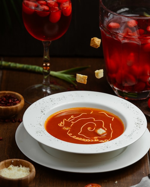 Soupe de tomates au fromage et croûtons