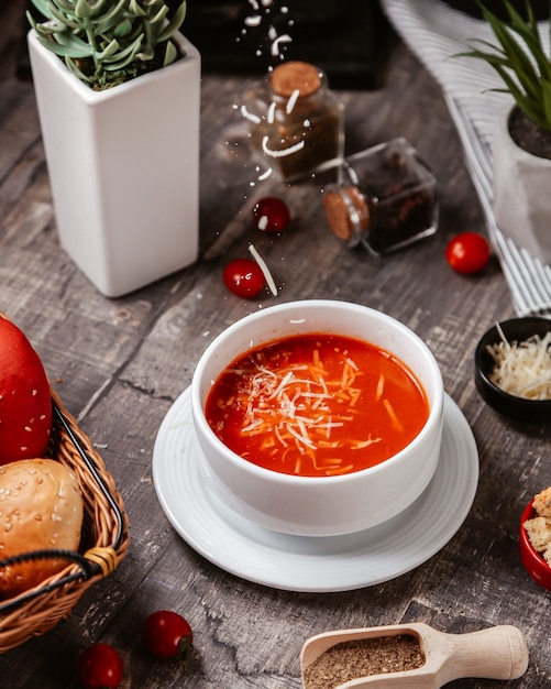 Photo gratuite soupe de tomates au fromage haché