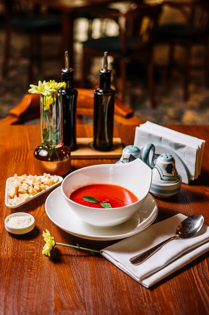 Soupe de tomates servie avec du pain farci au fromage au restaurant