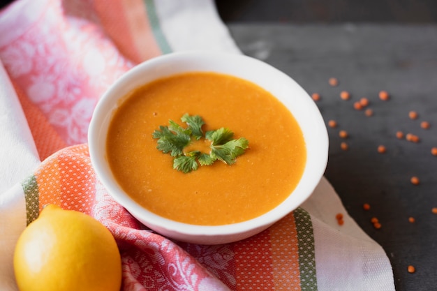 Photo gratuite soupe traditionnelle indienne au citron