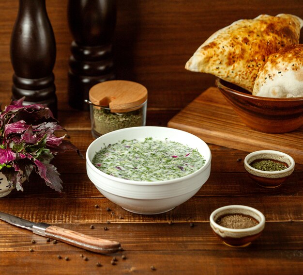 Photo gratuite soupe verte d'été sur la table