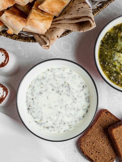 Soupe de yogourt nature Dovga aux légumes verts