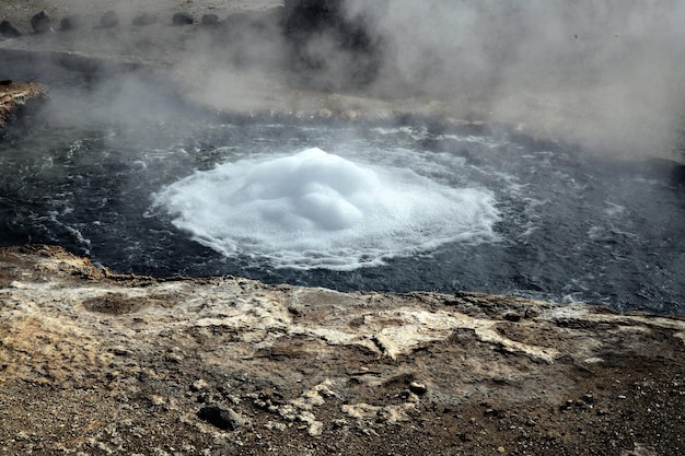 Sources chaudes à la vapeur sur le désert d'Atacama au Chili en Amérique du Sud