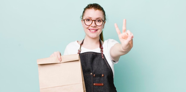 Souriant et amical montrant le numéro deux