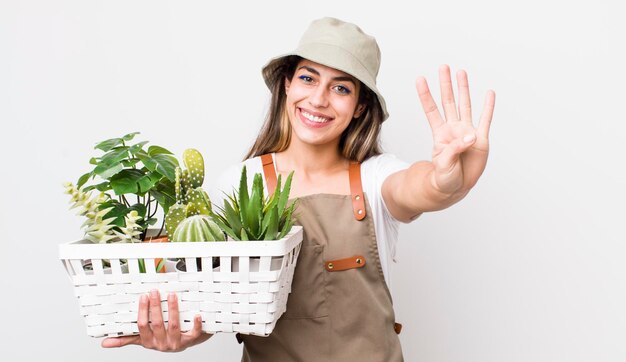 Souriant et amical montrant le numéro quatre