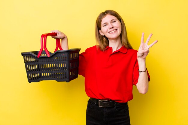 Souriant et amical montrant le numéro trois