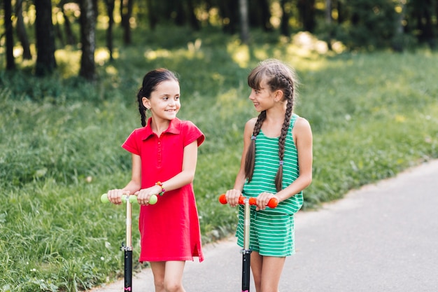 Souriant amies se regardant dans le parc