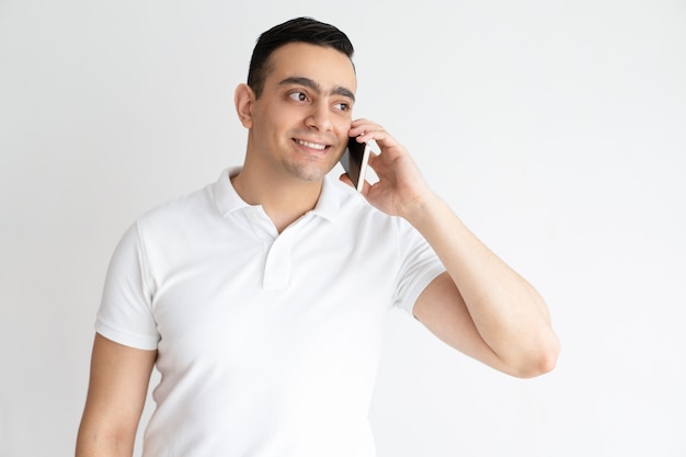 Souriant bel homme parlant sur smartphone. Jeune homme appelant un téléphone portable.