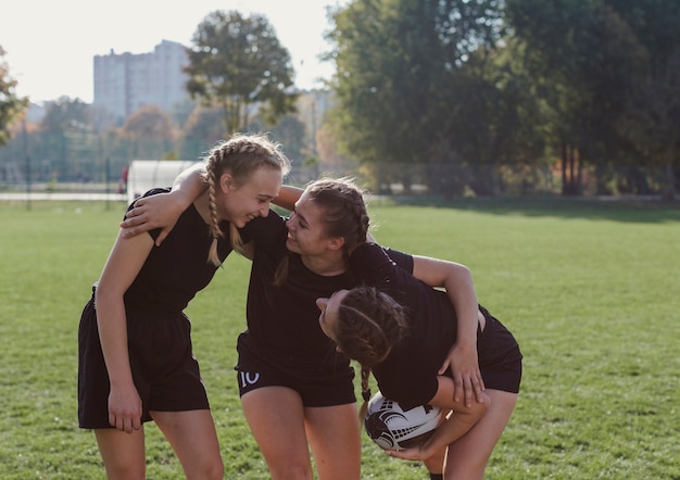 Souriant footballeurs s'embrassant et se regardant