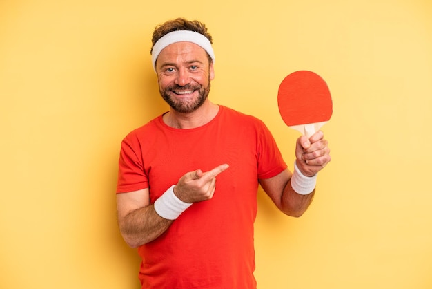 Souriant gaiement se sentant heureux et pointant vers le côté