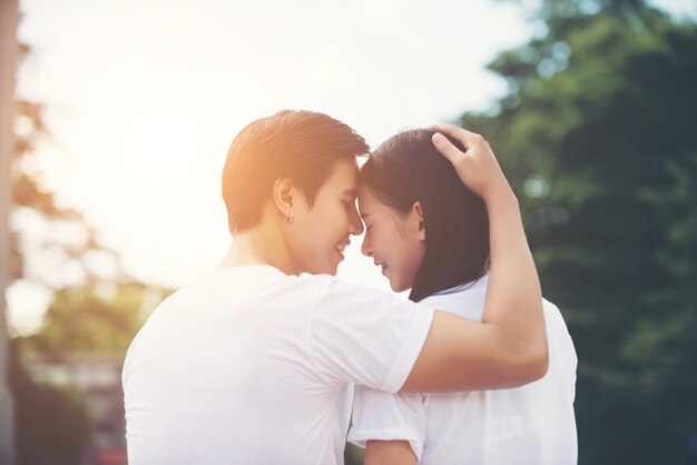 Souriant jeune couple amoureux en plein air