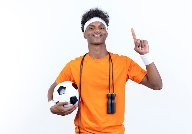 Souriant jeune homme sportif portant un bandeau