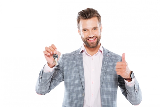 Souriant jeune homme tenant les clés