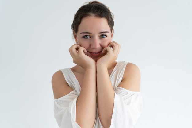 Souriant jolie femme posant à la caméra