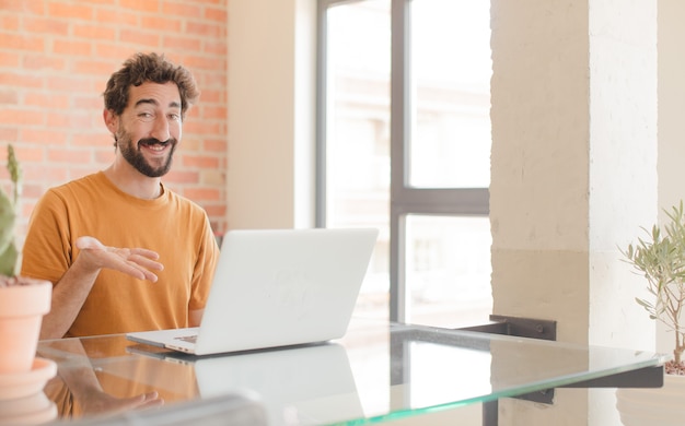 souriant joyeusement se sentir heureux et montrant un concept dans l'espace de copie avec la paume de la main