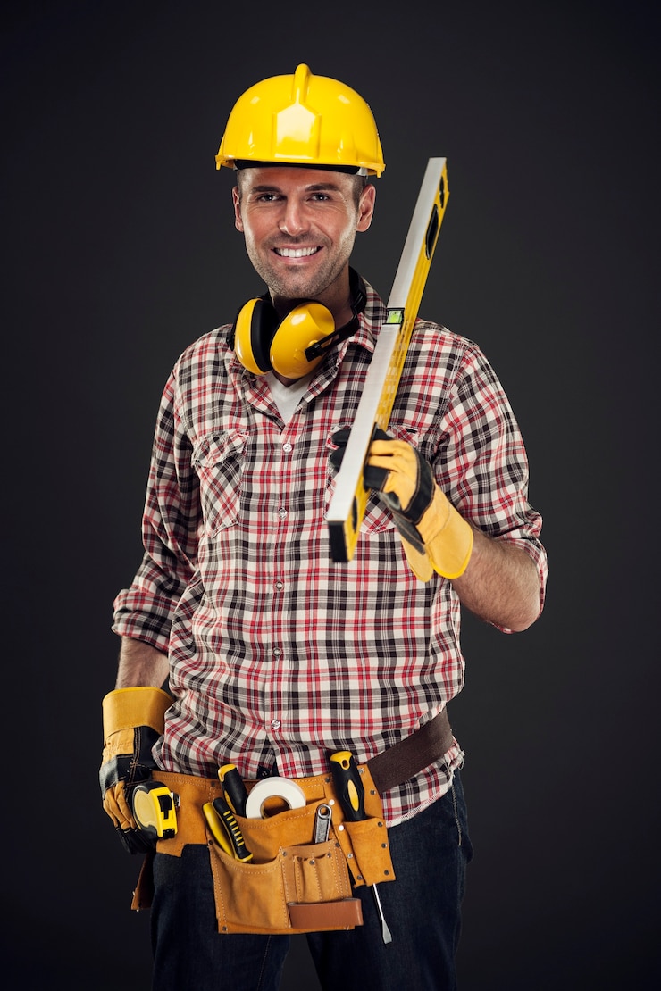 Photo gratuit souriant, ouvrier construction, tenue, mesurer