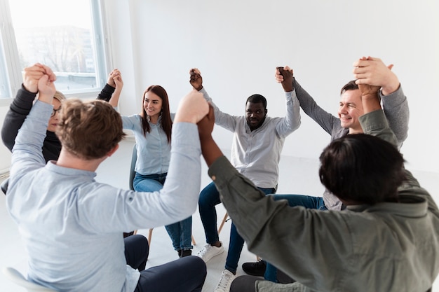 Photo gratuite souriant, patients en réadaptation, levant la main et se regardant