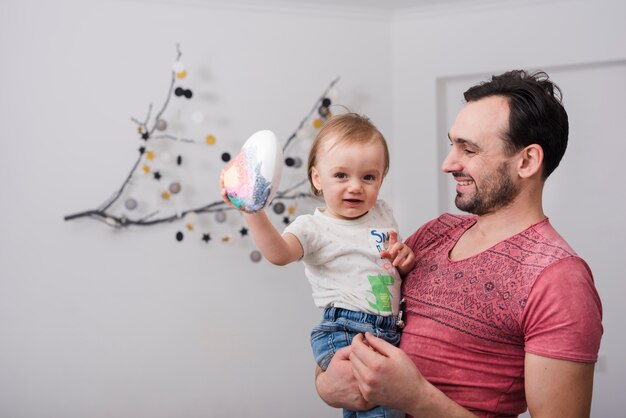 Souriant père en regardant son fils