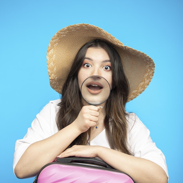 Souriante belle fille au chapeau part en vacances veut se reposer