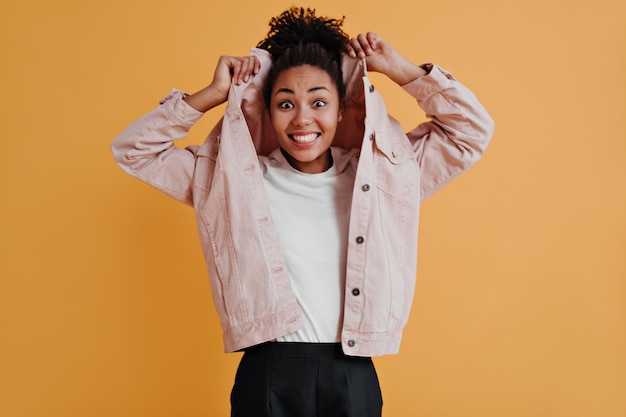 Photo gratuite souriante fille noire avec queue de cheval regardant la caméra vue de face d'une superbe femme afro-américaine en veste