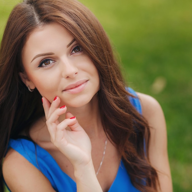 souriante heureuse jeune femme en plein air