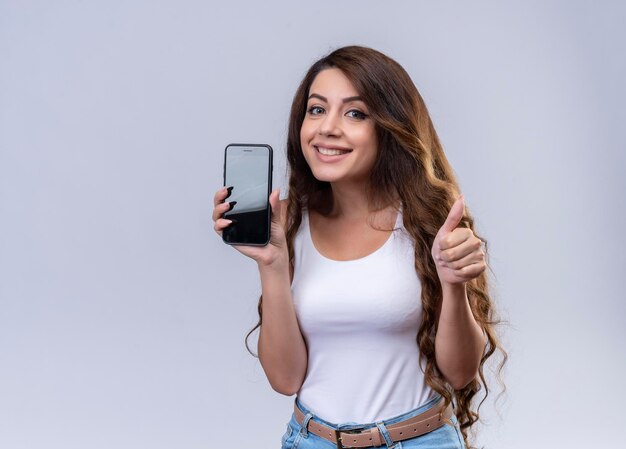 Souriante jeune belle fille tenant une carte de crédit avec espace copie