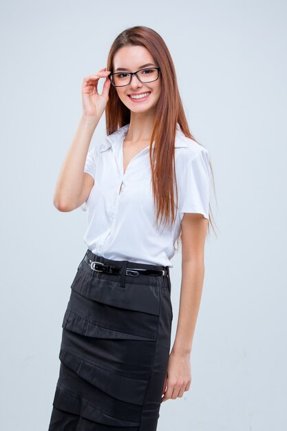 Souriante jeune femme d'affaires dans des verres