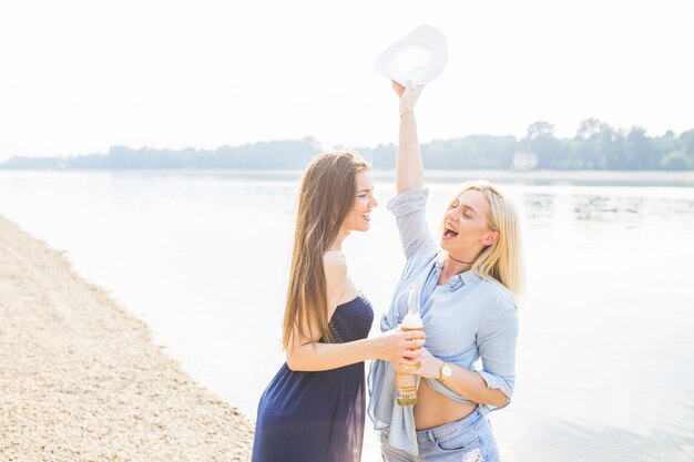 Souriante jeune femme appréciant sur la plage