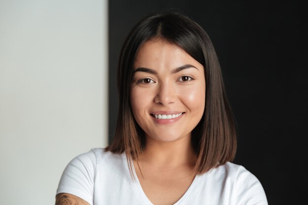 Souriante jeune femme asiatique isolée.