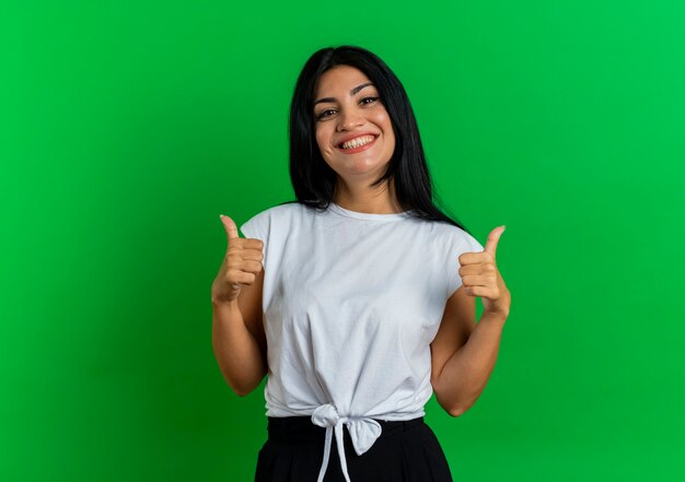 Souriante jeune femme caucasienne pouces vers le haut avec deux mains