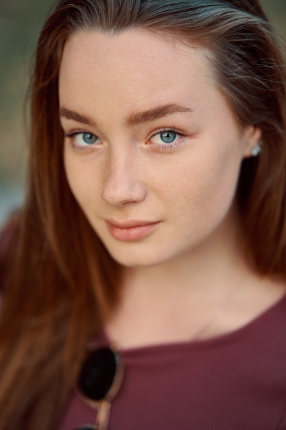 Photo gratuite souriante jeune femme closeup portrait en plein air