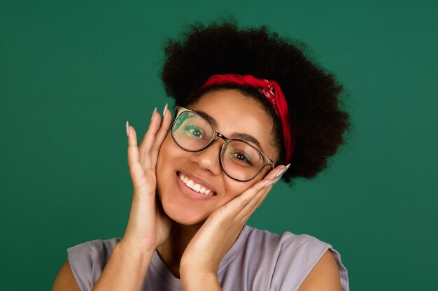 Souriante jeune femme avec des lunettes