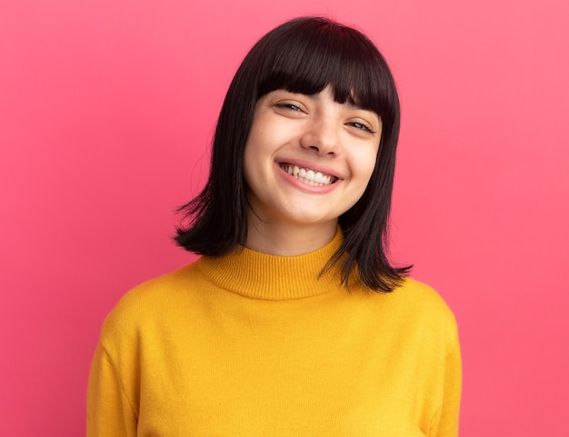 Souriante jeune fille caucasienne brune debout