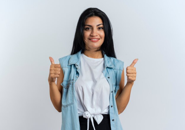 Souriante jeune fille caucasienne pouces vers le haut avec deux mains