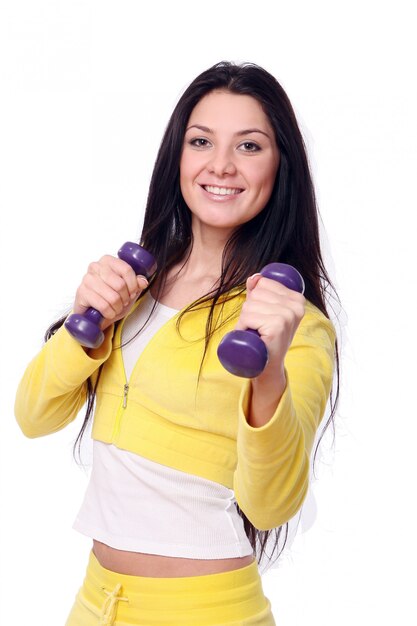 Souriante jeune fille faisant des exercices de fitness