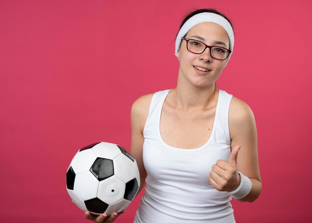 Souriante jeune fille sportive à lunettes optiques portant bandeau