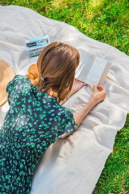 Souriante Jolie Jeune Femme Au Chapeau Et Livre De Lecture Sur Pique-nique Dans Le Parc