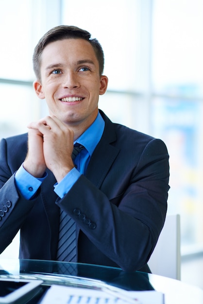 Photo gratuite sourire d'affaires au travail