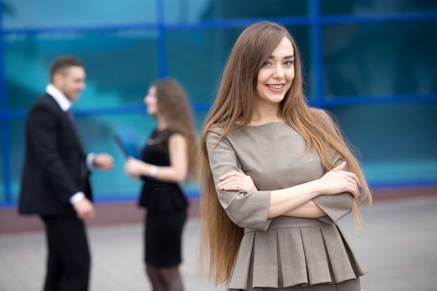 Sourire d&#39;affaires avec des collègues flou fond