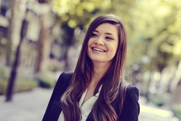 Sourire d&#39;affaires dans la ville avec fond flou