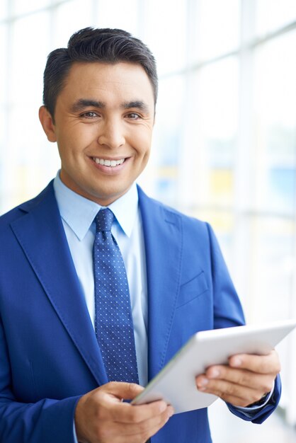 Sourire d&#39;affaires avec un touchpad