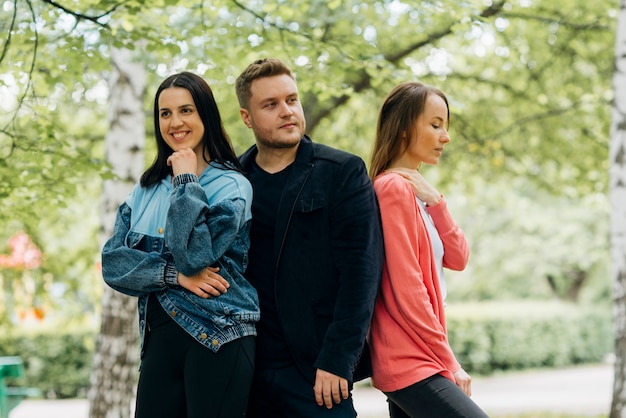 Photo gratuite sourire des amis debout dans le groupe dans le parc