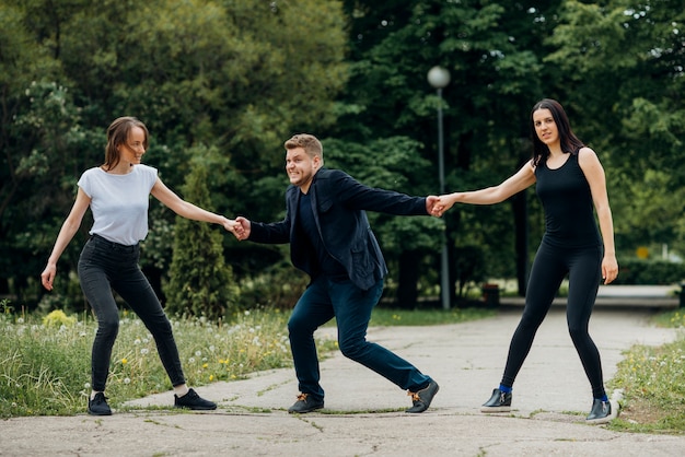 Photo gratuite sourire des amis se détendre dans le parc