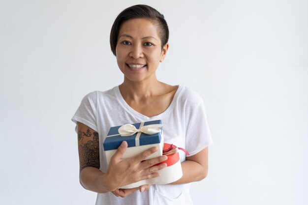Sourire asiatique femme tenant deux boîtes-cadeaux